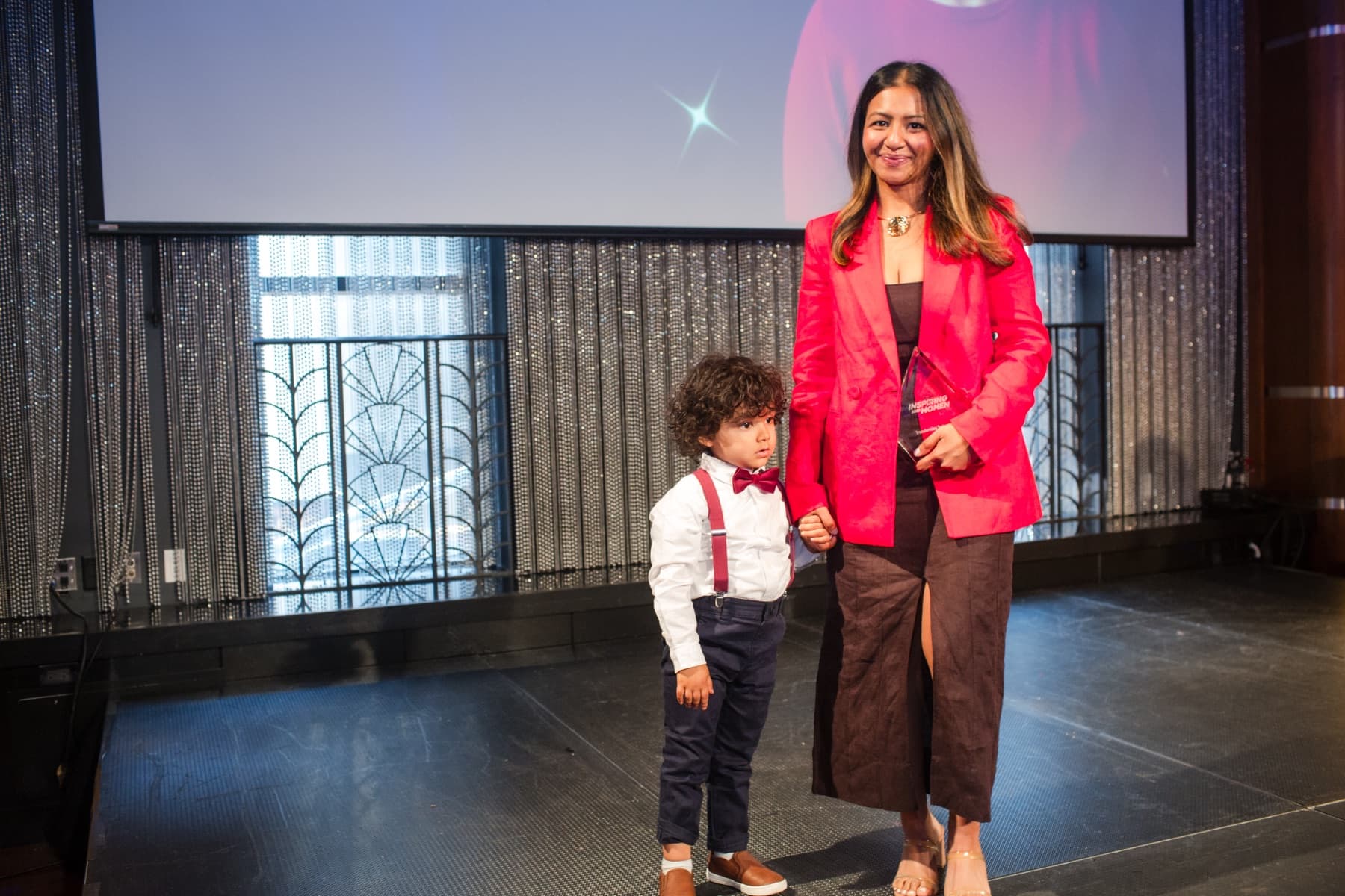 Ariba Jahan receiving an award